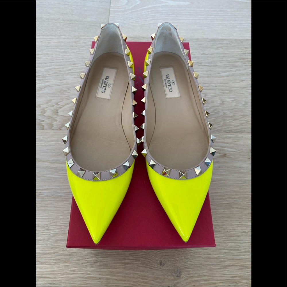 VALENTINO Rockstud Yellow Patent Leather Flats 6